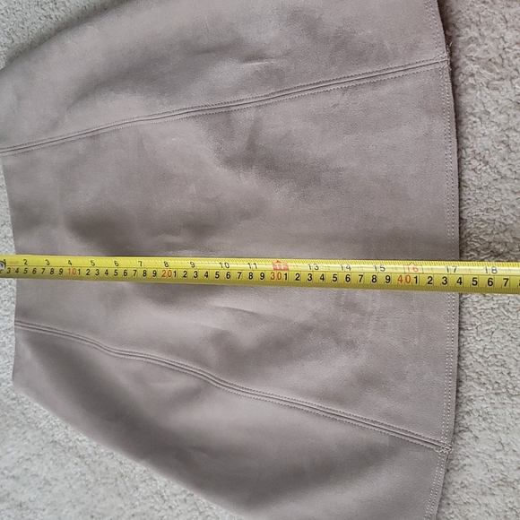 Aritzia Babaton Faux Suede Mini Skirt in Beige Size 00 - Picture 10 of 12